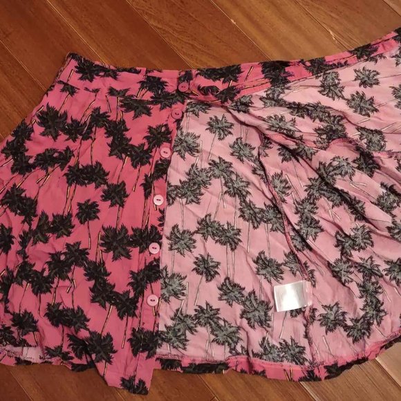Palm trees mini skirt opening with buttons. - Picture 2 of 3